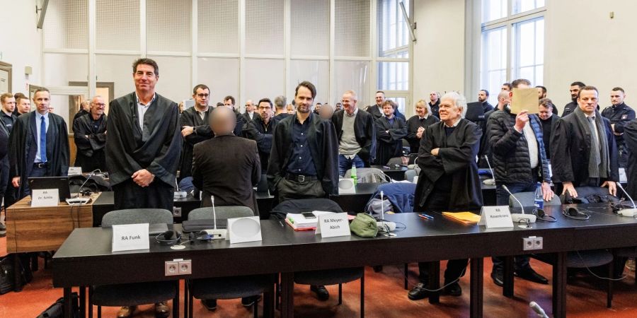 Die Angeklagten und ihre Verteidiger vor der Urteilsverkündung.