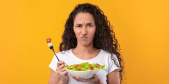 Frau Misstrauen Teller Salat Gabel Tomate
