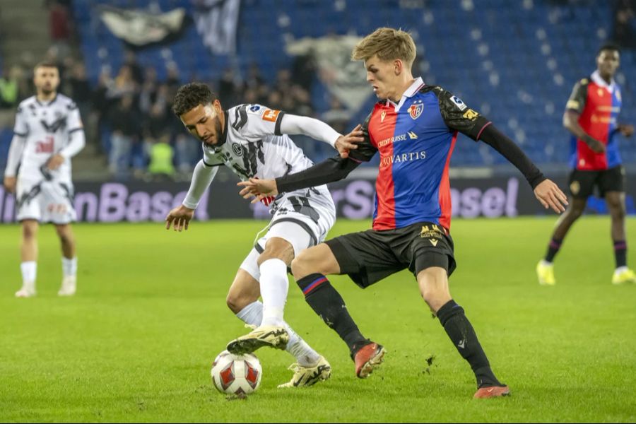 Luganos Hicham Mahou (l.) behauptet sich gegen Basels Anton Kade.