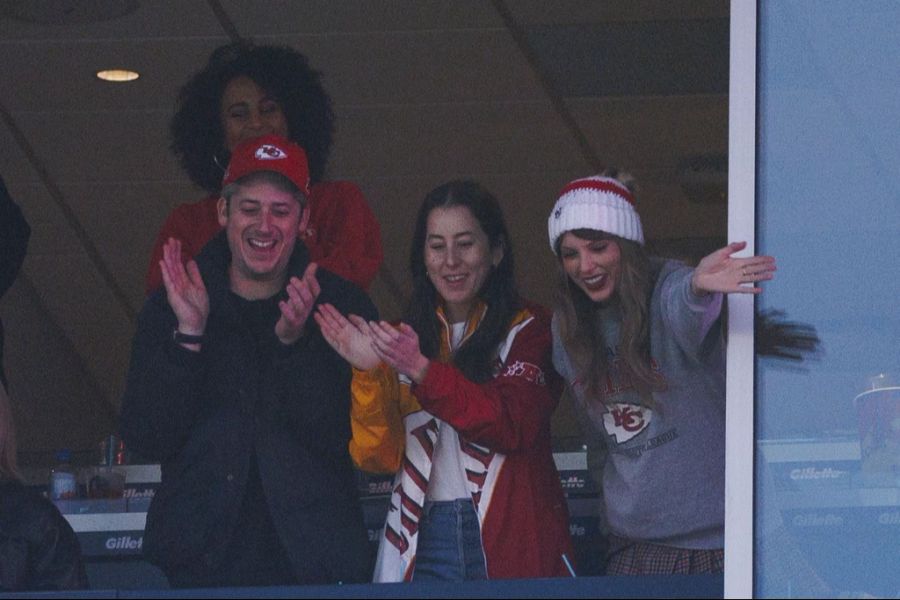 Sängerin Taylor Swift (rechts) winkt den Fans am Ende des NFL-Spiels zwischen den New England Patriots und den Kansas City Chiefs in Foxborough, Massachusetts, USA, am 17 Dezember 2023.