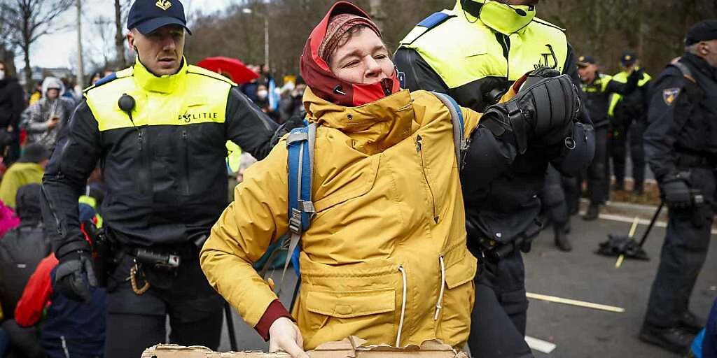 1000 Festnahmen In Den Haag Nach Autobahnblockade Von Klimaaktivisten