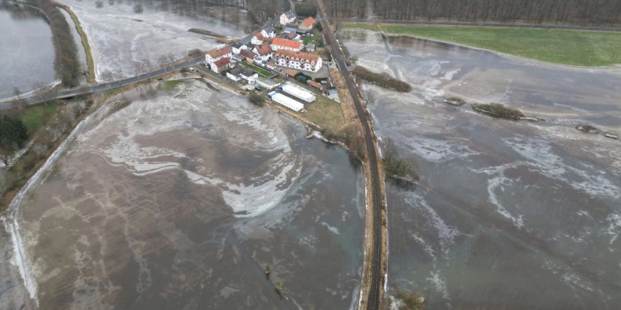 Überschwemmt und anschliessend gefroren: Eine Bahnstrecke bei Nidderau-Eichen in Hessen.