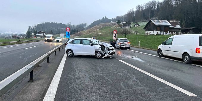 Unfall A8 Sarnen OW: Hoher Sachschaden nach Verkehrsunfall. Unfall A8 Sarnen
