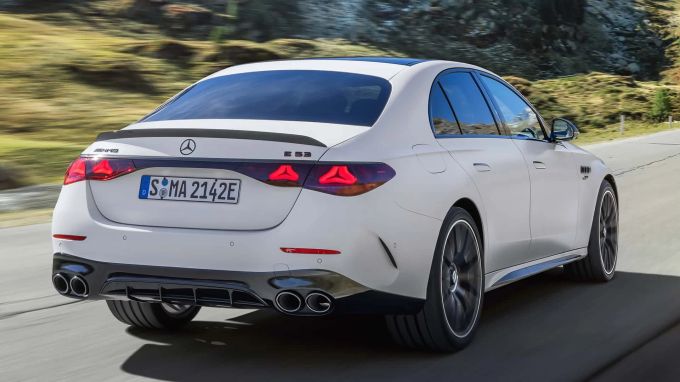 Die vier runden Rohre verraten: Hier arbeitet kein V8. Stattdessen ein bis zu 612 PS-starker Sechszylinder-Hybrid Mercedes-AMG E53 Hybrid