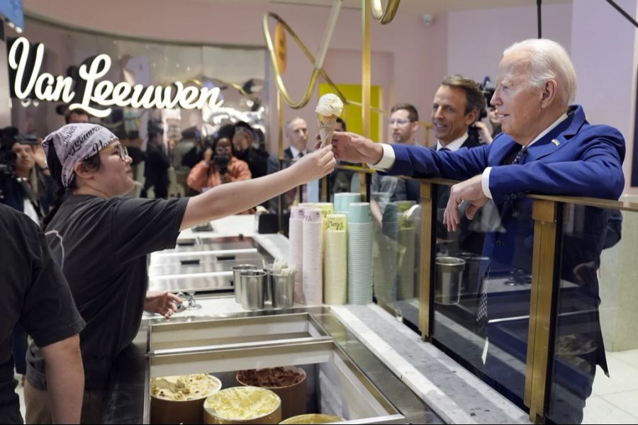 Joe Biden schnappt sich ein Eis.