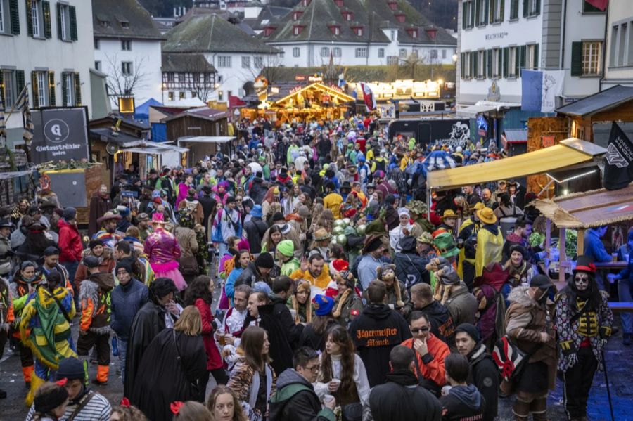 Während der Fasnacht sind die Strassen gut gefüllt.