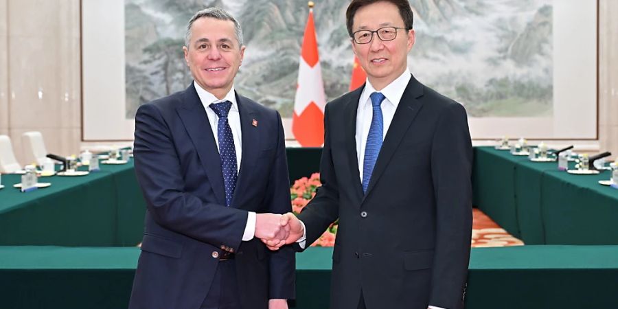 Auf Asientour für die Ukraine-Friedenskonferenz: Aussenminister Ignazio Cassis am Dienstag mit dem chinesischen Vizepräsidenten Han Zheng.