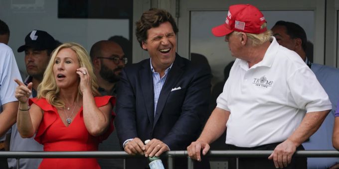 Moderator Tucker Carlson (Mitte) unterhält sich mit ex-Präsident Donald Trump (rechts) und der Abgeordneten Marjorie Taylor Greene (links) bei einem Golfturnier in Bedminster, N.J., am 31. Juli 2022. Tucker Carlson Donald Trump
