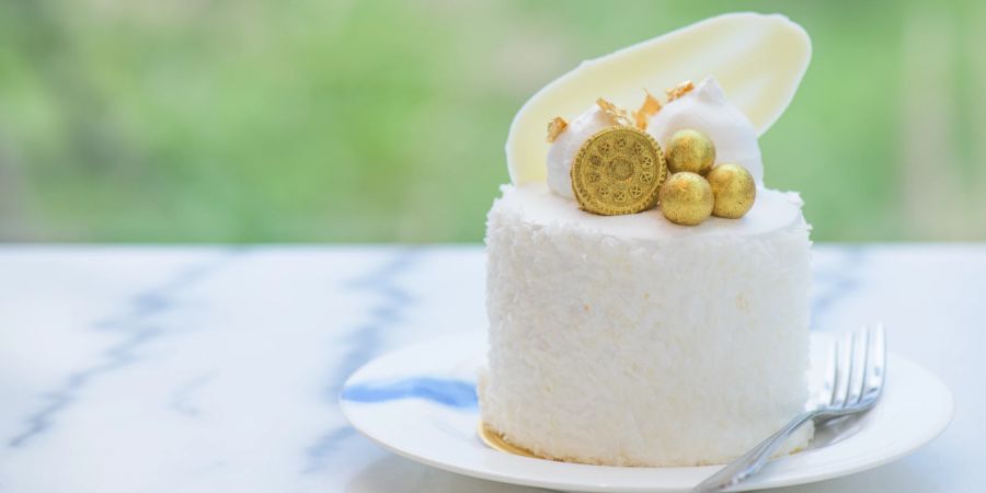 Kuchen mit Blattgold-Verzierung.