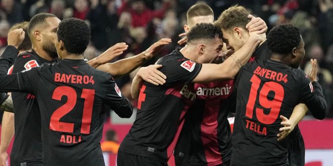 Ausgerechnet Bayern-Leihe Stanisic bringt Leverkusen in Führung – Xhaka gehört zu den ersten Gratulanten. Bayer Leverkusen Bayern München