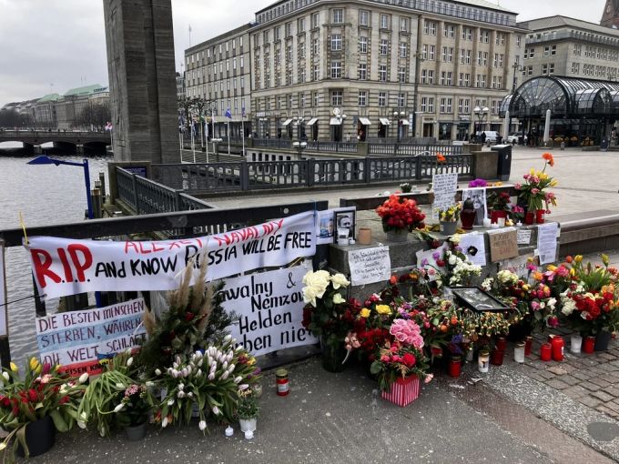 Blumen, Fotos und Schilder beim Hamburger Rathausmarkt erinnern an den toten Kremlgegner Nawalny. Alexej Nawalny