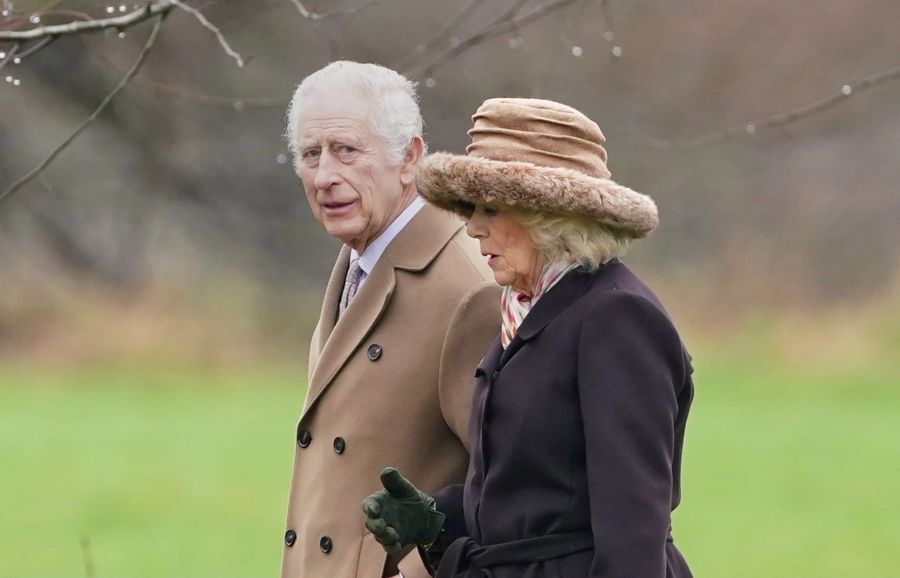 König Charles III. und Königin Camilla besuchen den Sonntagsgottesdienst in der St. Mary Magdalene Church in Sandringham.