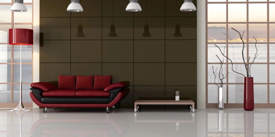 Modernes Wohnzimmer mit rot-schwarzem Sofa und roten Wohnaccessoires