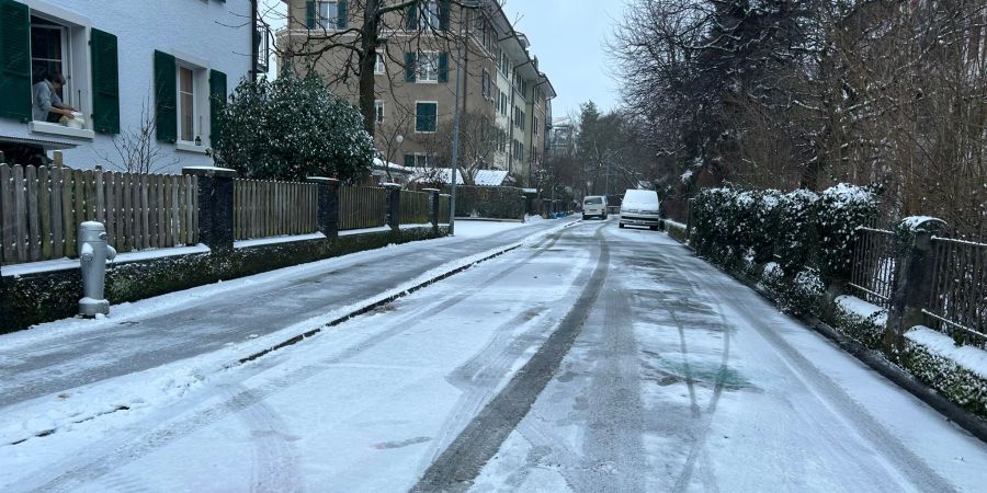 Der Schnee bleibt noch etwas liegen auf der Strasse.