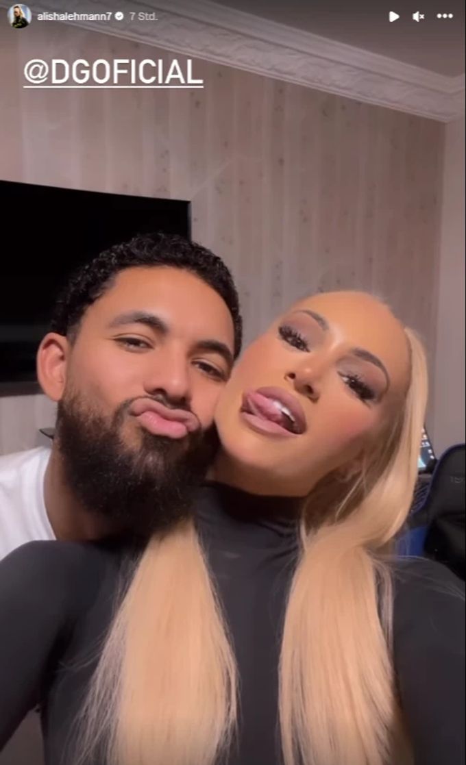 Alisha Lehmann turtelt mit Douglas Luiz. Alisha Lehmann
