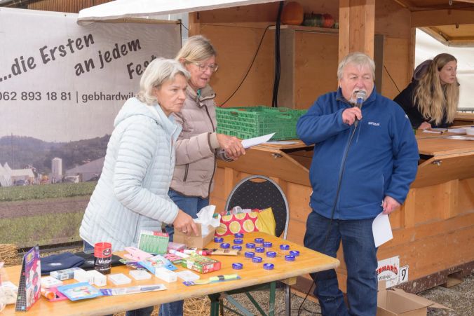 Der Gabentisch für die Gewinner ist reich gedeckt.