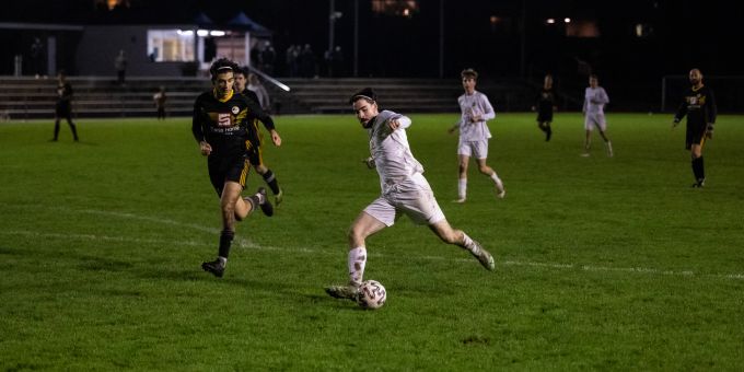FC Küsnacht -Captain Mirco Antonica mit Vorwärtsdrang. FC Küsnacht
