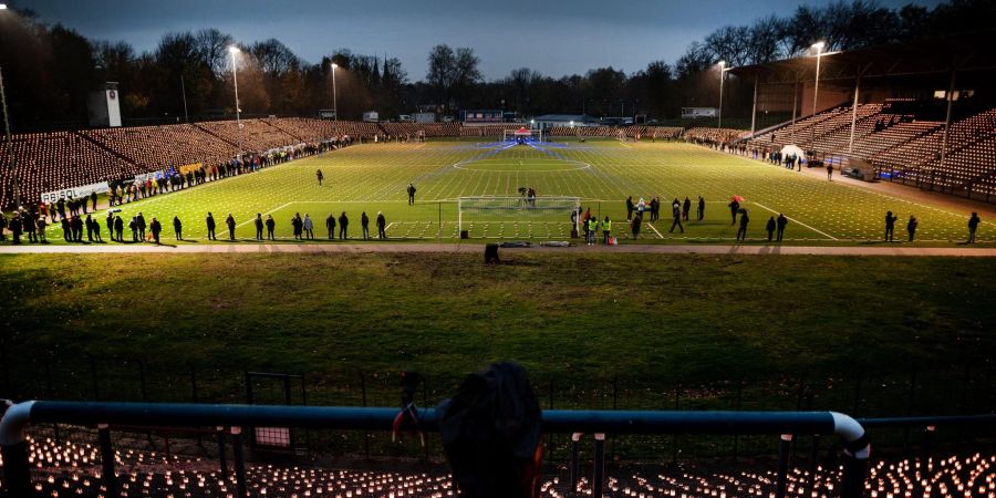 Rund 20.000 Grabkerzen stehen auf den Rängen des Stadions in Herne.