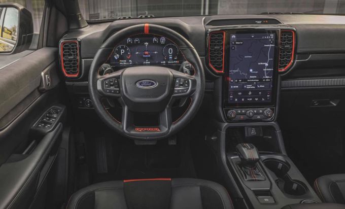 Innen zeigt sich der Raptor überraschend digital und luxuriös 2022 Ford Ranger Raptor