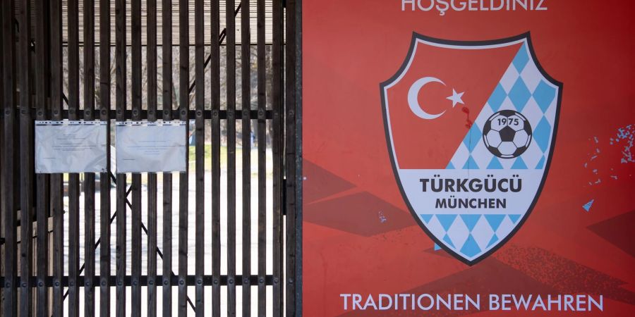 Eine Fahne mit kurdischem Symbol liess die Stimmung beim Spiel zwischen Türkgücü München und Bayern II kippen.