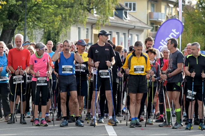 Die Bergwalker kurz vor dem Start in Wabern.