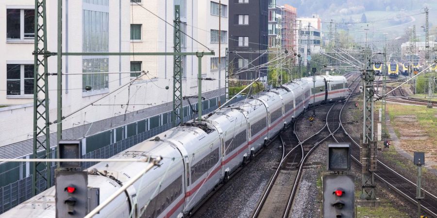 Ein ICE Inter City Express der Deutschen Bahn fährt aus dem Freiburger Hauptbahnhof in Richtung Schweiz.