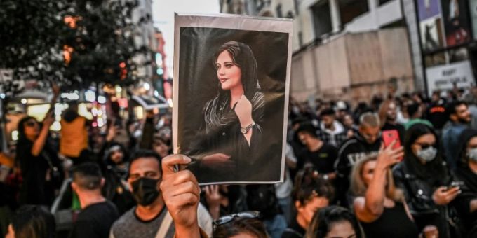 Protestierende mit einem Bild der getöteten Mahsa Amini Protestierende mit einem Bild der getöteten Mahsa Amini