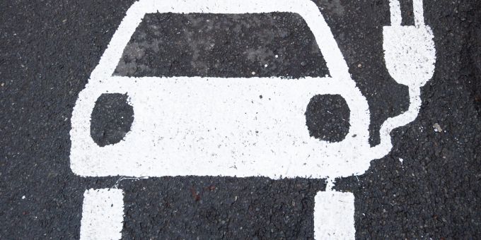 Parkplatz für ein Elektroauto. Parkplatz für ein Elektroauto.