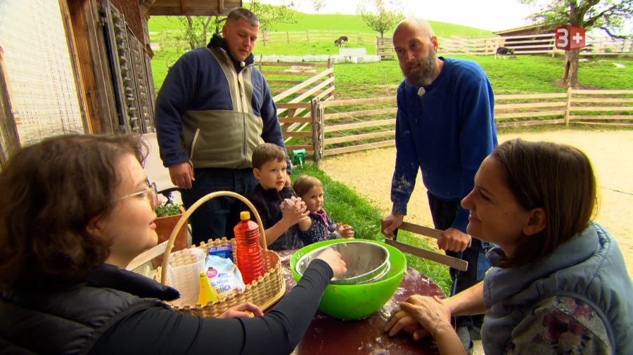 Nimal guckt seiner Hofdame und den Kids beim Spielen zu.