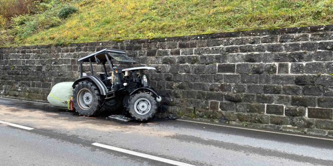 Zug: Traktor fährt in Mauer