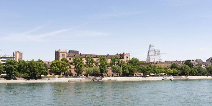 Das Rheinufer in Basel mit Blick in Richtung Kleinbasel mit der ehemaligen Kaserne, die heute vorwiegend als Freizeit und Eventlocation genutzt wird.