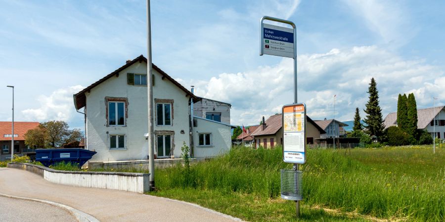 Die Bushaltestelle Etziken Mehrzweckhalle in Etziken.