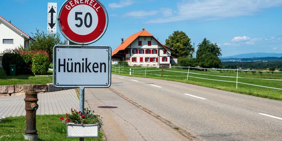 Die Ortstafel von Hüniken an der Hünikenstrasse.