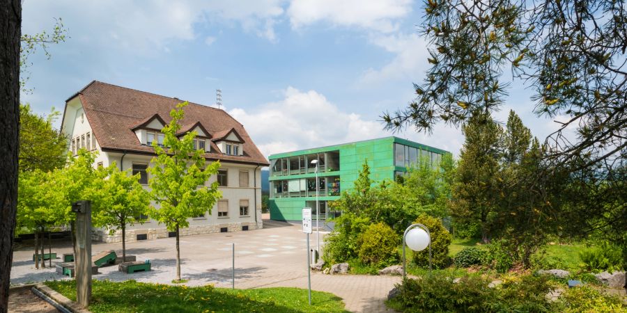 Das Schulhaus und die Sporthalle Jurablick in Starrkirch-Wil.