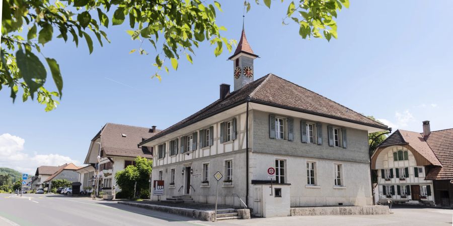 as Gemeindehaus an der Hauptstrasse von Safnern.