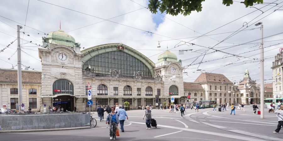 Der Hauptbahnhof und der Centralbahnplatz in Basel. Dem Bahnhof SBB ist der Gare SNCF mit Zügen nach Frankreich angegliedert.