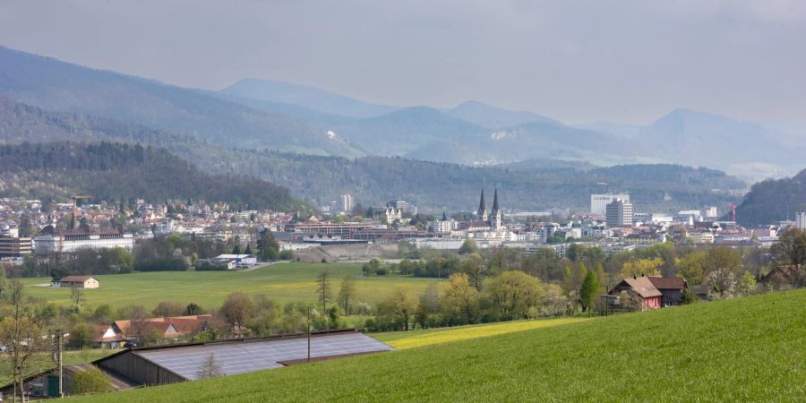 Der Blick in Richtung Olten mit dem Flugplatz Gheid im Vordergrund. In der Bildmitte die Kirche St. Martin, rechts davon das Oltner Stadthaus.