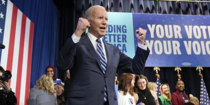 Joe Biden kann jubeln: Seine Demokraten schneiden bei den Midterms besser als erwartet ab und halten die Mehrheit im Senat. Joe Biden