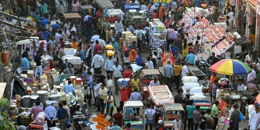 Gedränge auf einem Markt in Indiens Hauptstadt Neu Delhi