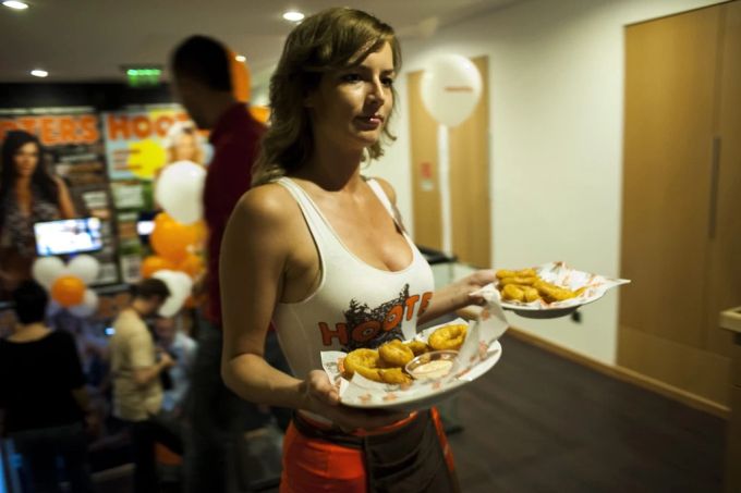 Bei Hooters sind die Verkäuferinnen sehr knapp bekleidet. Hooters