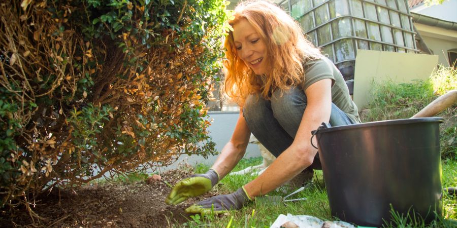 Frau im Garten