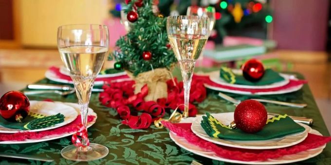 Restaurants erhalten aktuell viele Reservationen von Firmen für Weihnachtsessen. (Symbol) weihnachten