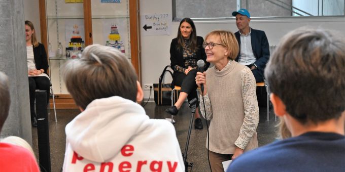 Stadträtin Heidi Schilliger Menz bei ihrer Rede. Rede vor Schülern.