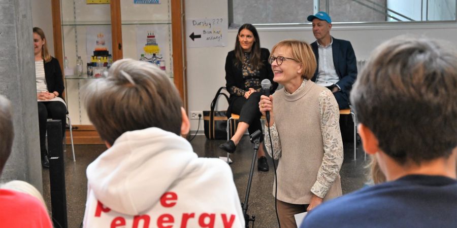 Rede vor Schülern.