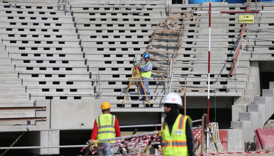 Für Kritik sorgen die Bedingungen auf den Stadion-Baustellen, auf denen zahlreiche Arbeiter gestorben sein sollen.