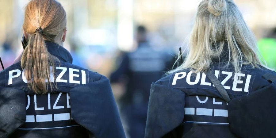 Zwei Polizistinnen auf einer Strasse