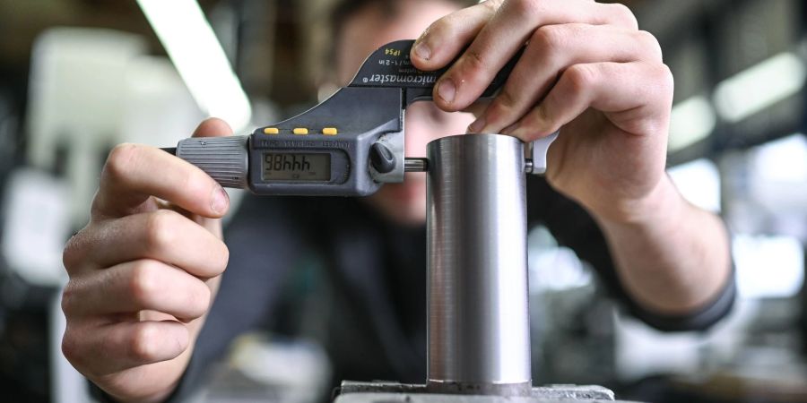 Ein Auszubildender im Metall-Handwerk misst in einem Ausbildungszentrum die Dicke eines Werkstücks (Symbolbild). Der Studie zufolge haben zehntausende junge Menschen das «Risiko, langfristig ohne Berufsabschluss zu bleiben».