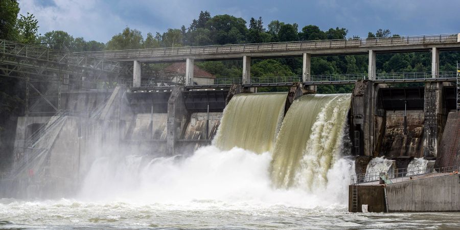 Staumauer eines Wasserkraftwerks. (Symbolbild)