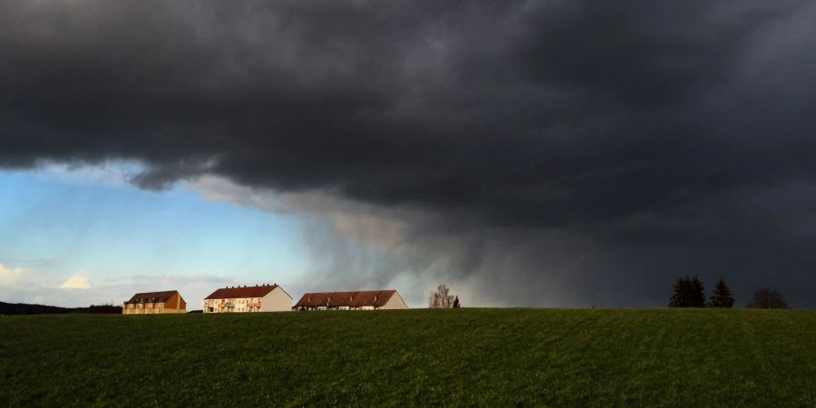 Unwetter ziehen in Teilen des Landes auf: Man kann sein Gebäude auch kurzfristig noch schützen.