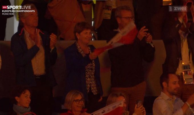 Schon beim Einmarsch der Sprinterinnen schwenkt Bundesrätin Viola Amherd für Mujinga Kambundji die Fahne. Viola Amherd